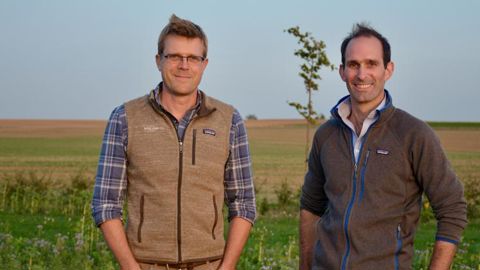 « Soil Capital Carbon, c’est un moyen d’aller chercher une meilleure rentabilité économique au travers de la fertilité des sols », explique Chuck de Liederkeke (à dr.), ici avec Nicolas Verschuere.